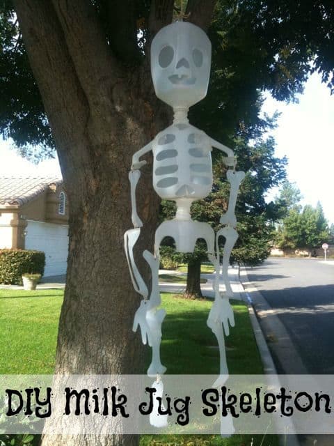 Make this Cute DIY Milk Jug Skeleton for your yard this halloween! It can even glow in the dark!!!