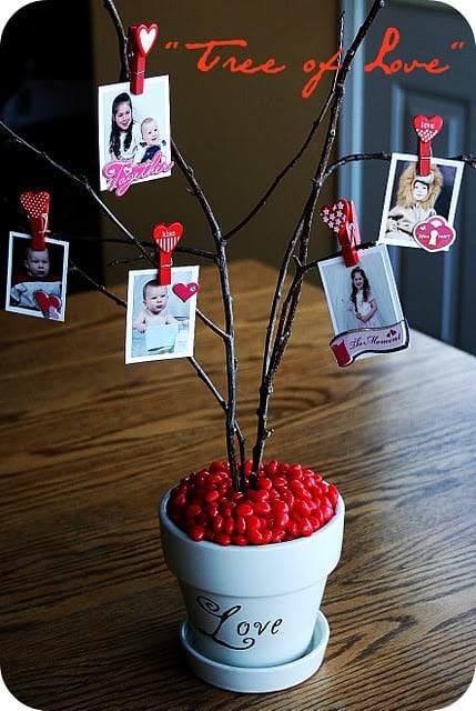 This valentines day decoration is cute for any size house or budget! You find most of the items outside! Also includes more valentines heart decoration ideas!