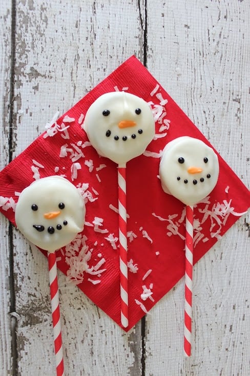 These snowman Oreos dipped in white chocolate will make a great addition to any holiday party. They are made with Oreos, baking melts, icing, and crisco!