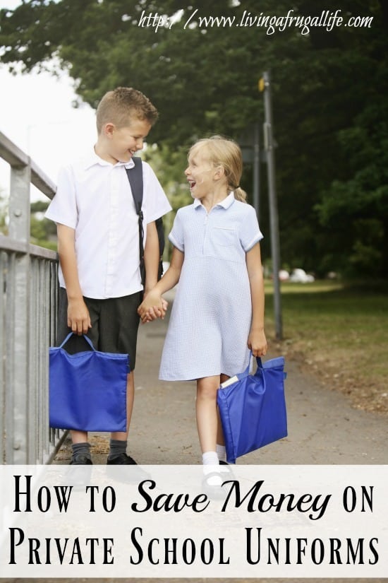 um garoto e uma garota de mãos dadas enquanto caminhavam para a escola com o texto que diz como poupar dinheiro em escola particular uniformes